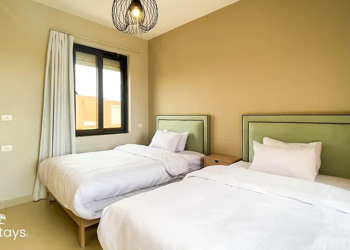 Ollystays Luxury Tawila 3br Townhouse, Lagoon View, Shared Pool *