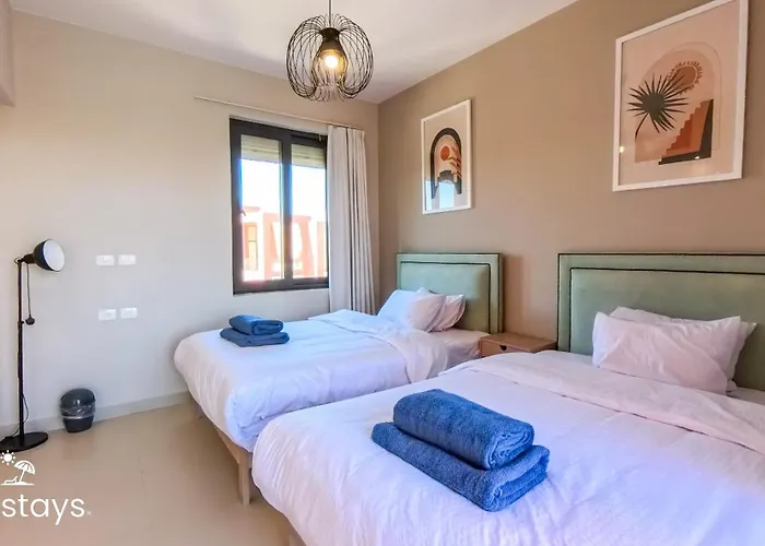 Ollystays Luxury Tawila 3br Townhouse, Lagoon View, Shared Pool * Gurdaka